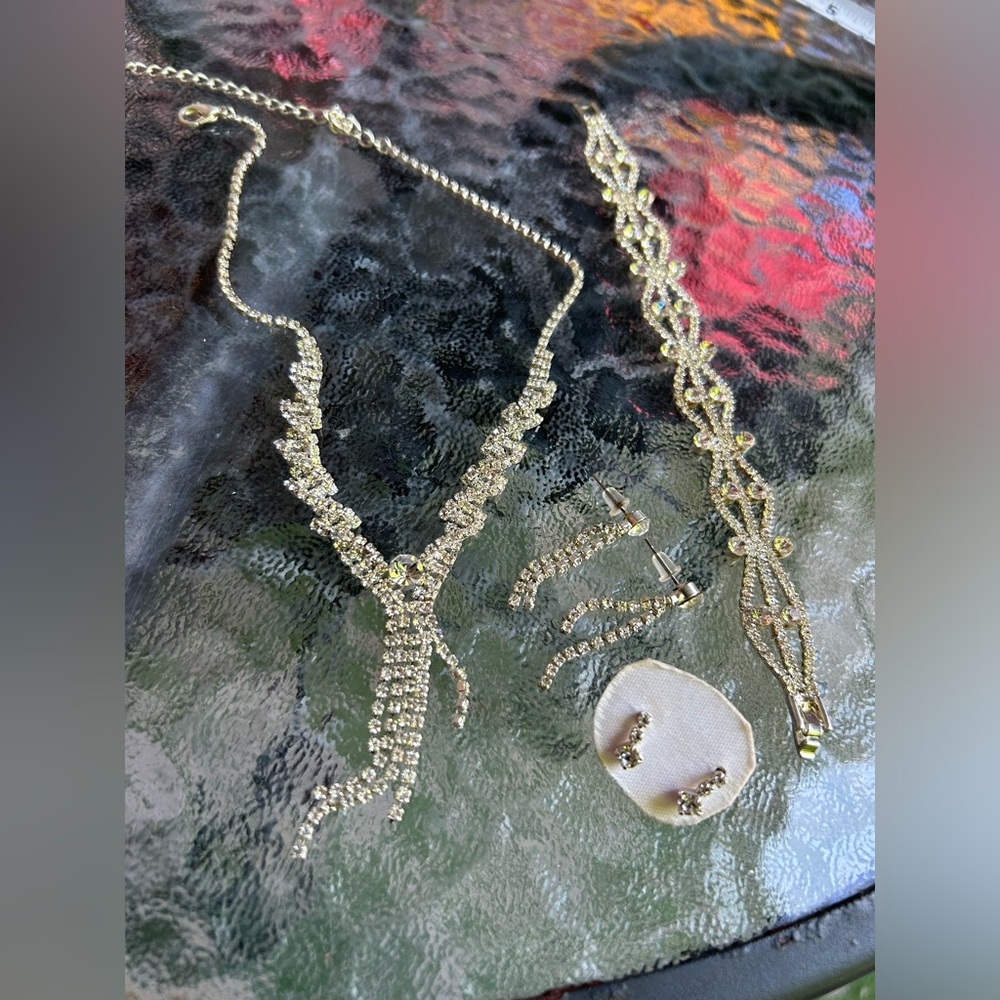Costume set necklace + bracelet + 2 pairs of earrings with rhinestones